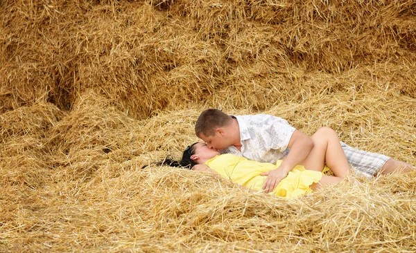 一对夫妇在干草接吻 — 图库照片