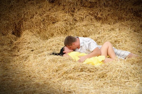 一对夫妇在干草接吻 — 图库照片