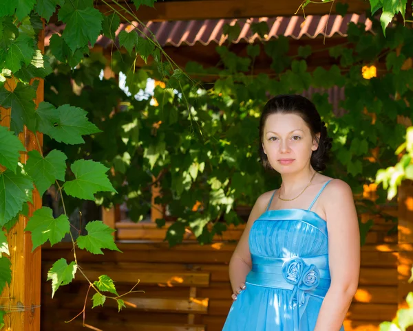 Eine schöne Frau in einem blauen Kleid — Stockfoto