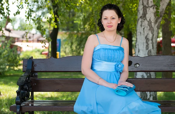 Красивая женщина в синем платье — стоковое фото