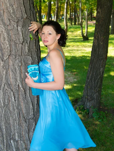 青いドレスを着た美しい女性が — ストック写真