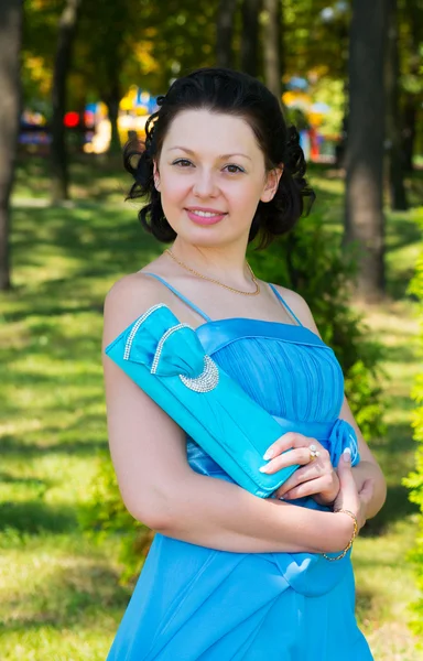 一个穿着蓝色衣服的漂亮女人 — 图库照片