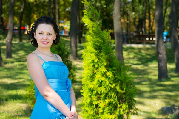Eine schöne Frau in einem blauen Kleid — Stockfoto