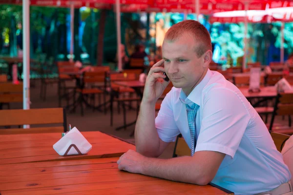 Młody biznesmen mówi na telefon komórkowy — Zdjęcie stockowe