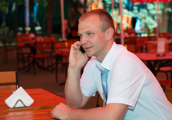 Jonge zakenman spreekt op een mobiele telefoon — Stockfoto