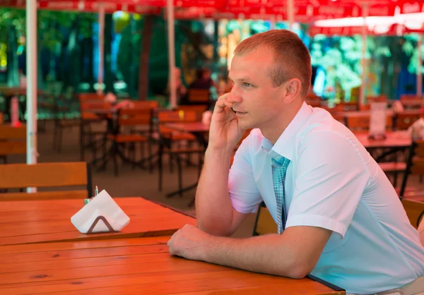 Молодой бизнесмен говорит по мобильному телефону — стоковое фото
