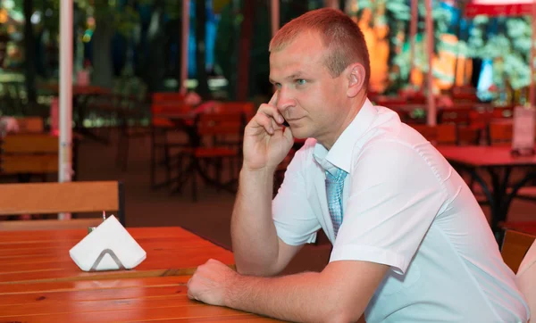 Молодой бизнесмен говорит по мобильному телефону — стоковое фото