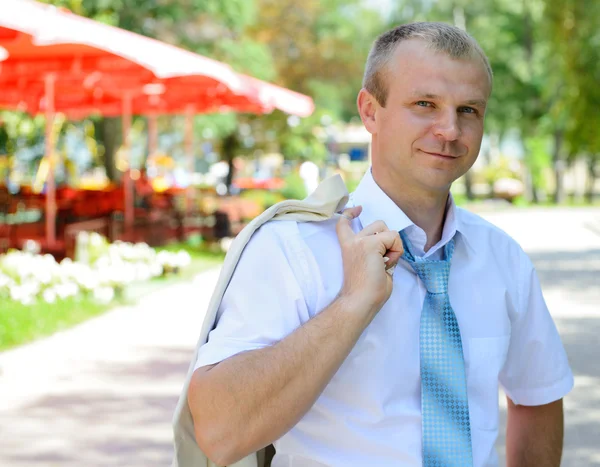 Jovem empresário de camisa branca e gravata — Fotografia de Stock