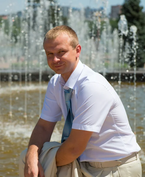 Jonge zakenman in de buurt van de fontein — Stockfoto