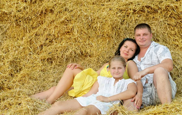 Een jong gezin, vader, moeder en dochter — Stockfoto