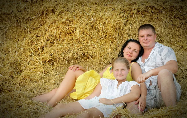 Молодая семья, отец, мать и дочь — стоковое фото