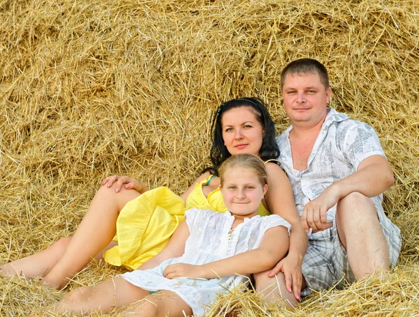 En ung familj, far, mor och dotter — Stockfoto