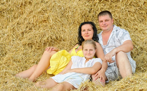 Молода сім'я, батько, мати і дочка — стокове фото