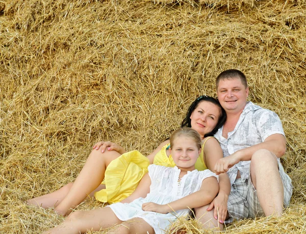 Egy fiatal család, apa, anya és lánya — Stock Fotó