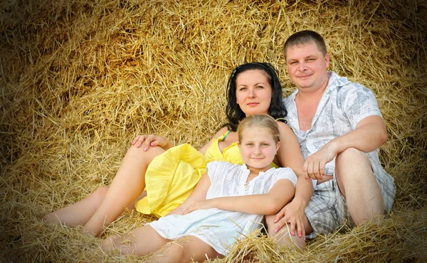 Молода сім'я, батько, мати і дочка — стокове фото