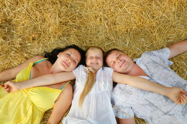 Uma família jovem, pai, mãe e filha — Fotografia de Stock