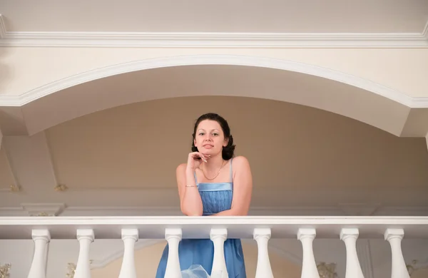 Een mooie vrouw in een blauwe jurk — Stockfoto