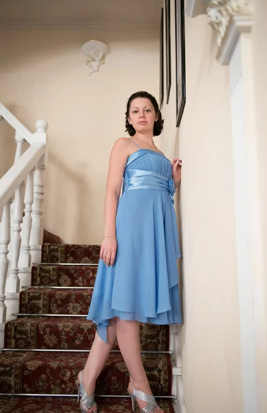 Una bella donna con un vestito blu — Foto Stock