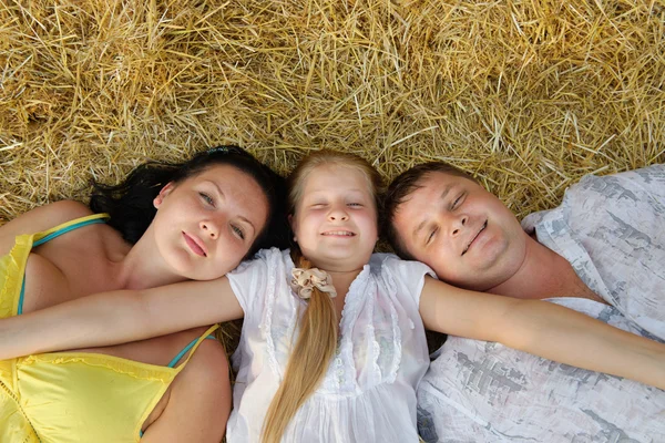 Молодая семья, отец, мать и дочь — стоковое фото