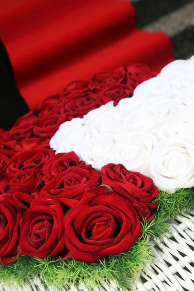 Rosas vermelhas e brancas na igreja — Fotografia de Stock