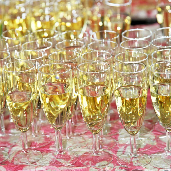Plné šampaňské flétny na stůl — Stock fotografie