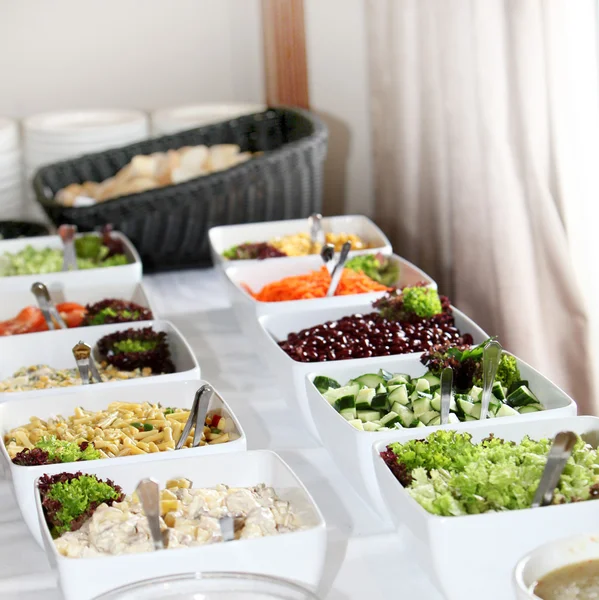 Buffet di insalate in una funzione catering — Foto Stock
