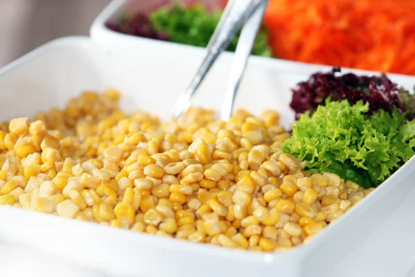 Свежий салат из кукурузы — стоковое фото