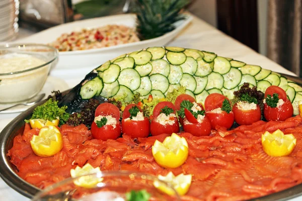 Декоративное блюдо из копченого лосося — стоковое фото