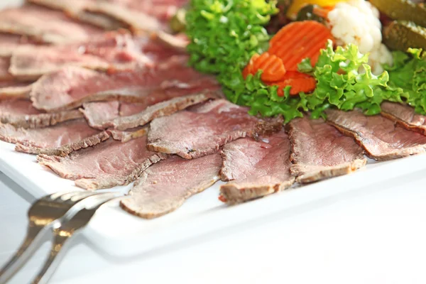 Suculenta carne de res en rodajas raras frías — Foto de Stock
