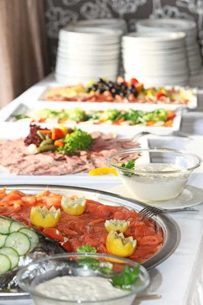Prato de salmão defumado em uma mesa buffet — Fotografia de Stock