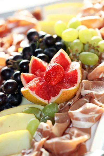 Decoratieve grapefruit garnituur op een schotel vlees — Stockfoto