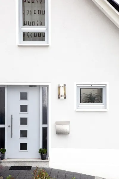 Вхідні двері сучасного будинку — стокове фото