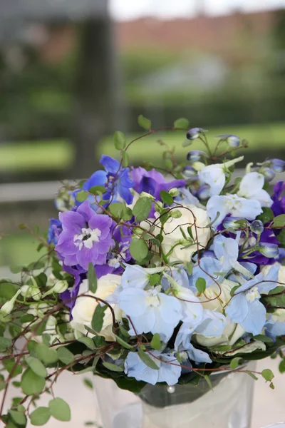 Karışık çiçek aranjmanı centerpiece — Stok fotoğraf