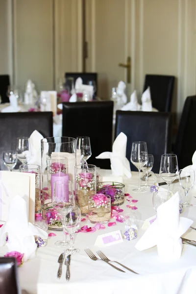 Свадебный стол с декоративным цветочным украшением — стоковое фото