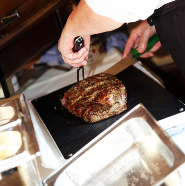 Chef escultura carne assada — Fotografia de Stock
