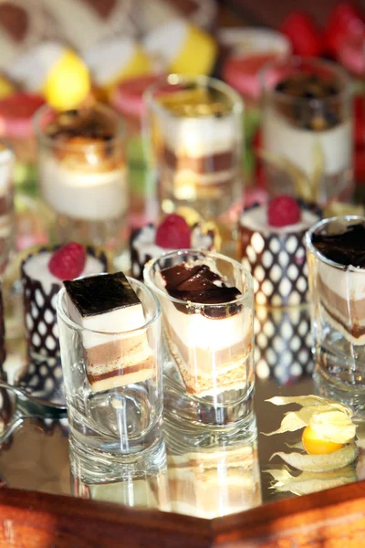 Luxe desserts weerspiegeld in een spiegel — Stockfoto