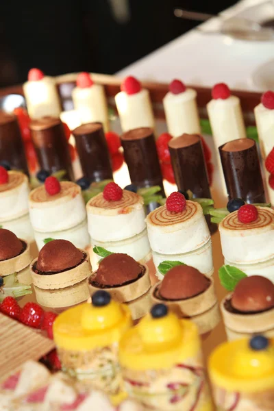 Rijen van smakelijke zoek desserts — Stockfoto