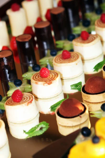 Individual desserts on mirrored surface — Stockfoto