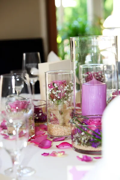 Delicado centro de mesa floral Imagen De Stock