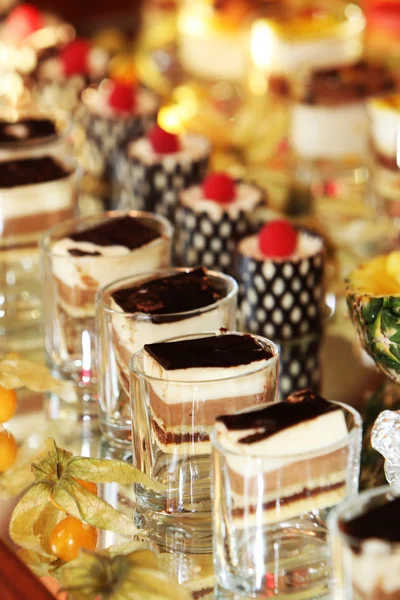 Schön servierte Kuchen bei einer Luxusveranstaltung Stockbild