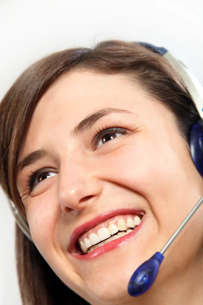 Mulher sorridente com fones de ouvido — Fotografia de Stock