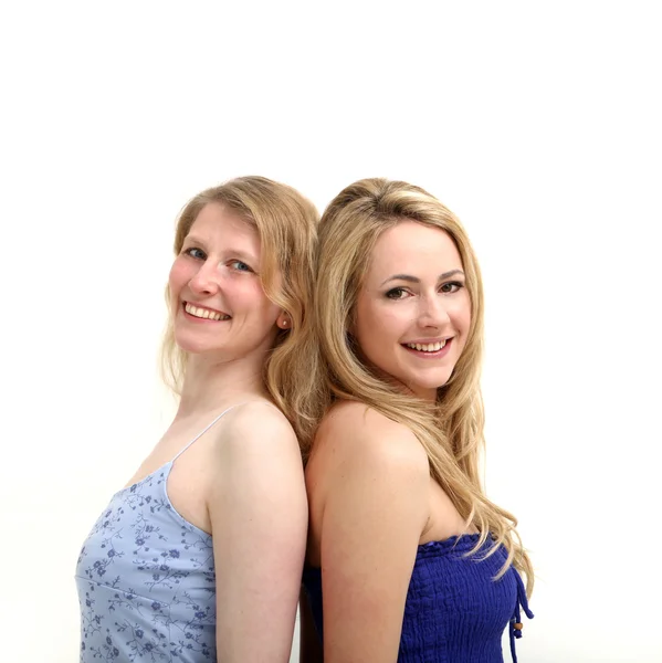 Två vackra blondiner stå rygg mot rygg — Stockfoto