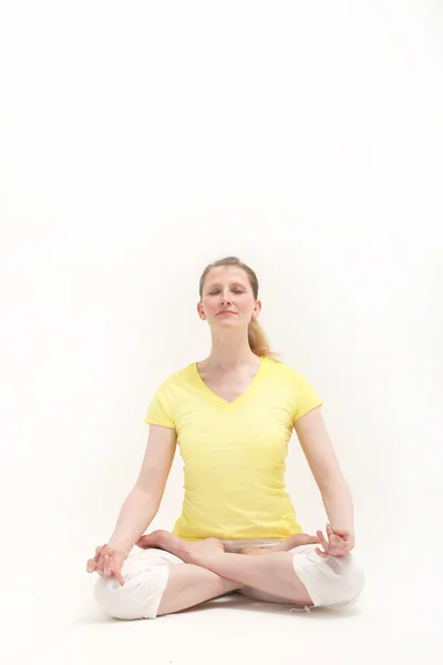 Lugn kvinna i lotusställning mediterar — Stockfoto