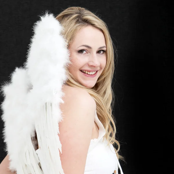 Mooie blonde engel met een lichte glimlach — Stockfoto