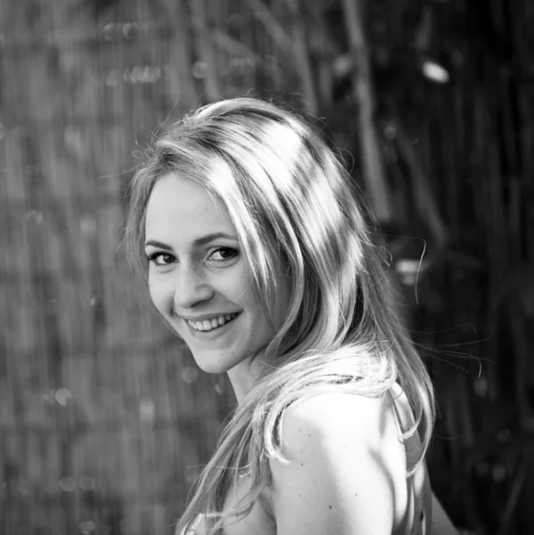 Menina bonita sorrindo em preto um branco — Fotografia de Stock