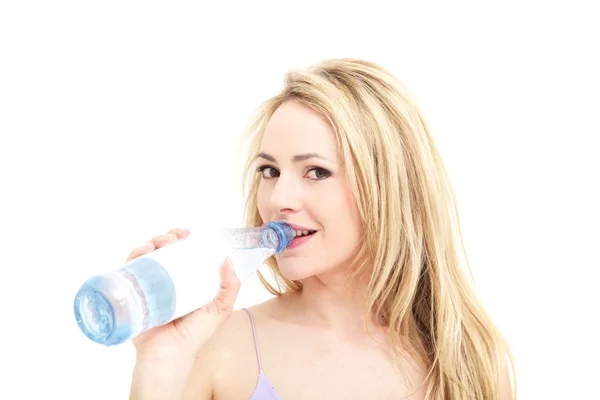 Mulher loira bebendo água engarrafada — Fotografia de Stock
