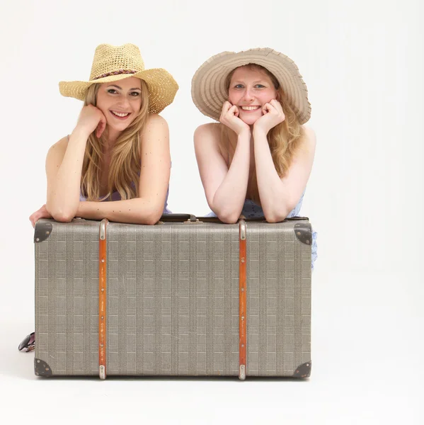 Gelukkig toeristen met hun koffer — Stockfoto