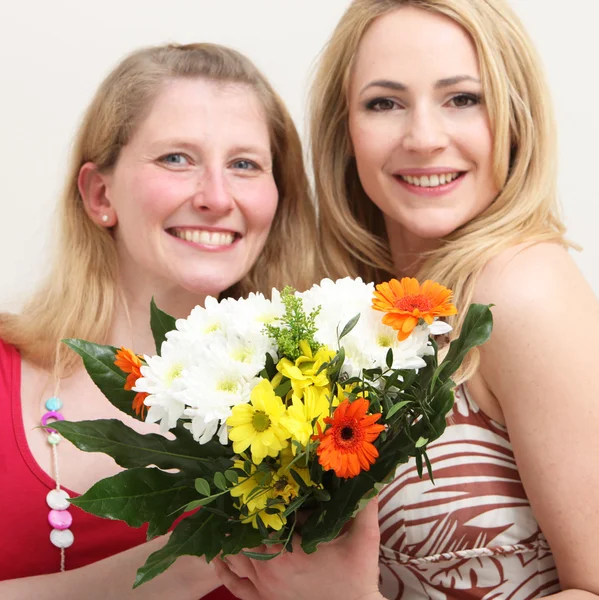 Femmes heureuses avec un bouquet coloré — Photo