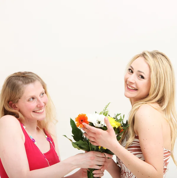 Donna dando il suo amico un bouquet — Foto Stock
