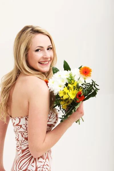 Glückliche Frau mit Blumenstrauß — Stockfoto